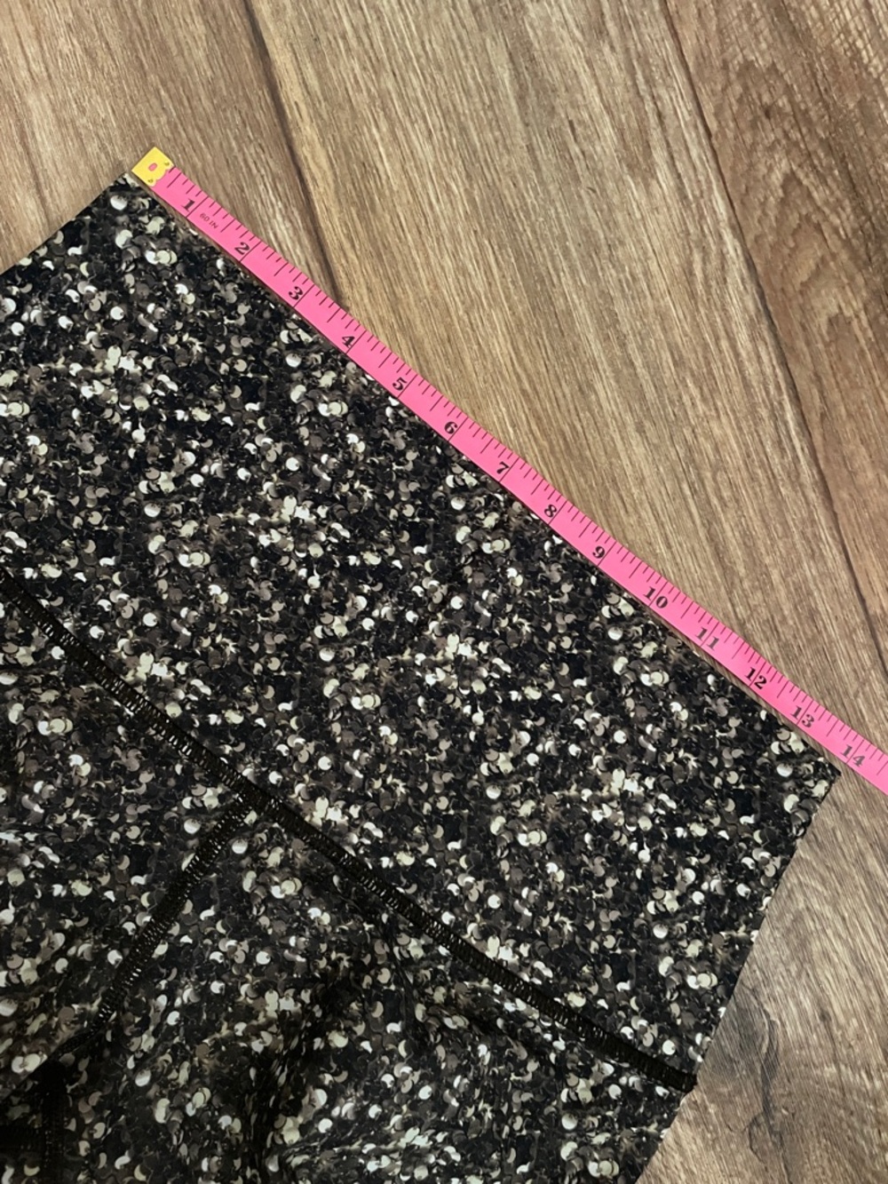 Lululemon Black & Gold Sequins Print High Waist Leggings Woman Size 4-6 - Picture 3 of 7